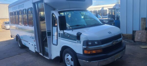 2013 Chevrolet Express 4500 2WD (8 Cylinders L 6.6L Turbo Dsl OHV 400 CID) - Image 2